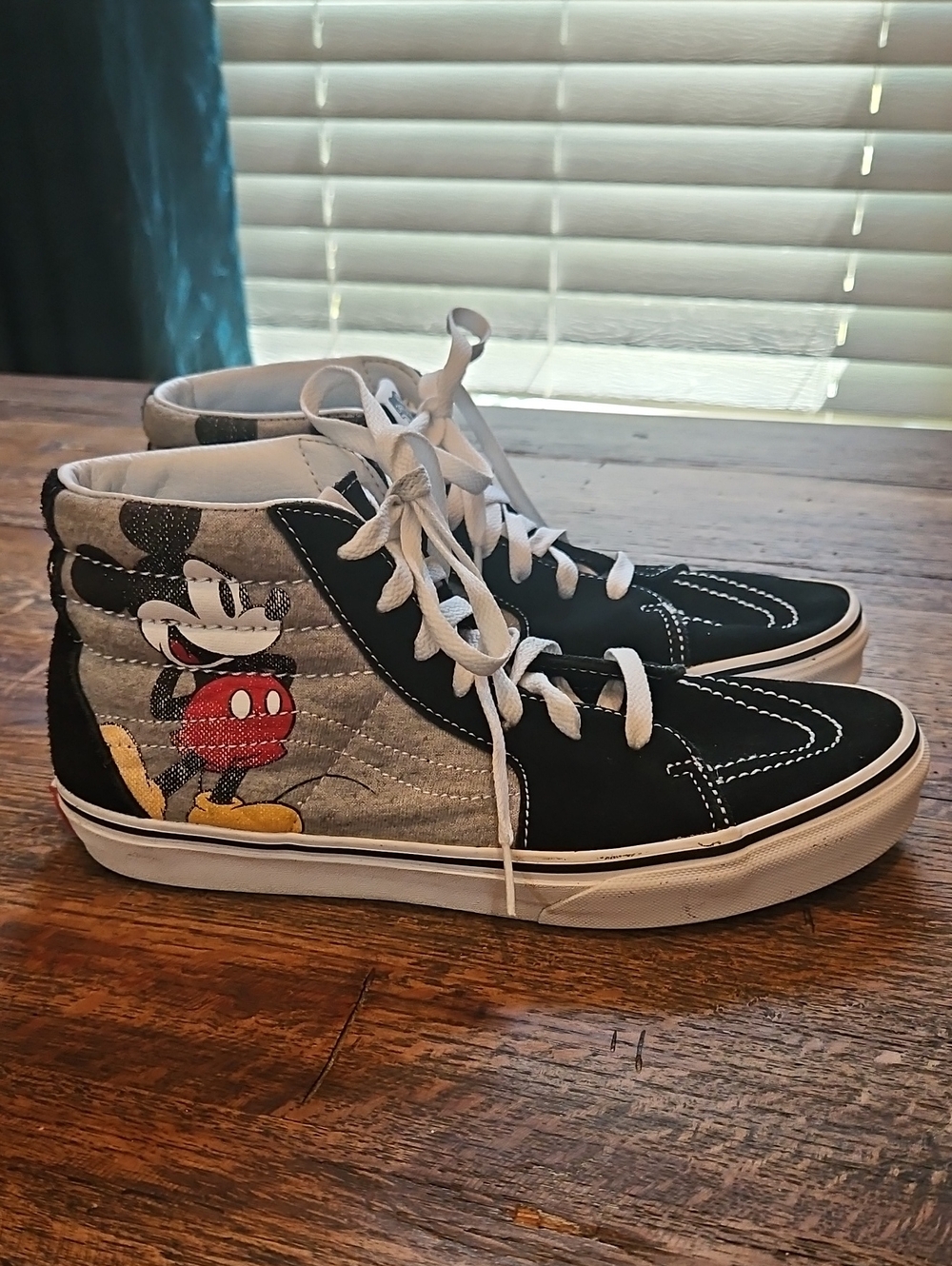 Vans Disney Mickey Mouse High-Top Sneakers‎ with Mickey Mouse Graphic Black/Grey